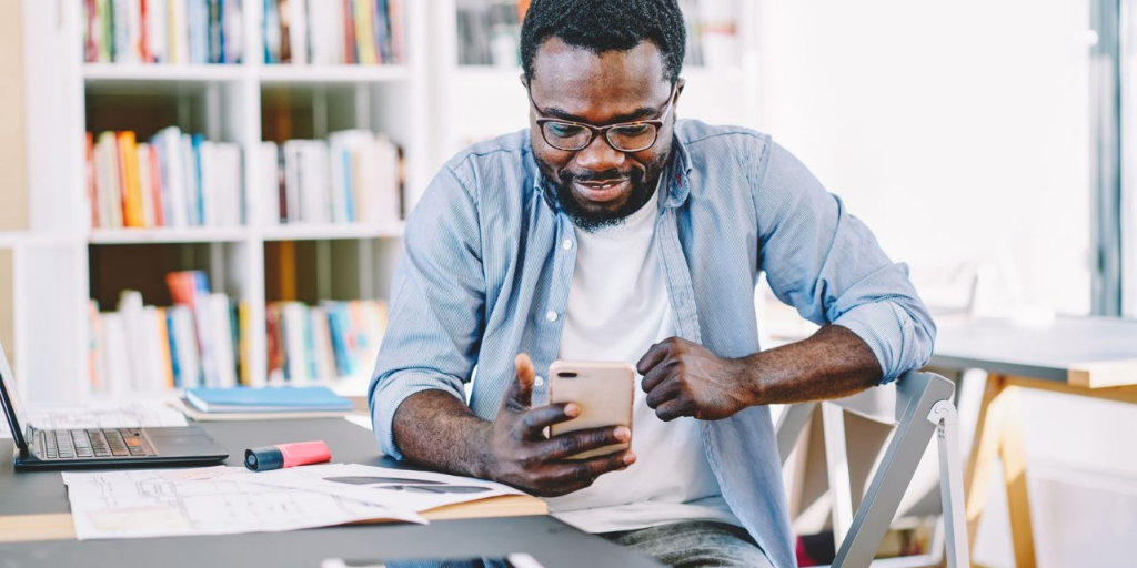 Homem analisando investimentos pelo celular